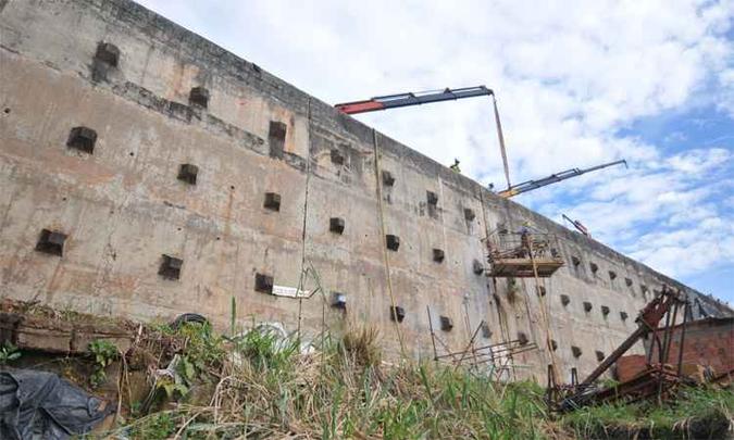 Retirada de construções na base da encosta permitiu o início dos trabalhos de contenção da placa mais crítica do muro que segura a BR-356(foto: Alexandre Guzanshe/EM/DA Press) Retirada de construções na base da encosta permitiu o início dos trabalhos de contenção da placa mais crítica do muro que segura a BR-356(foto: Alexandre Guzanshe/EM/DA Press)