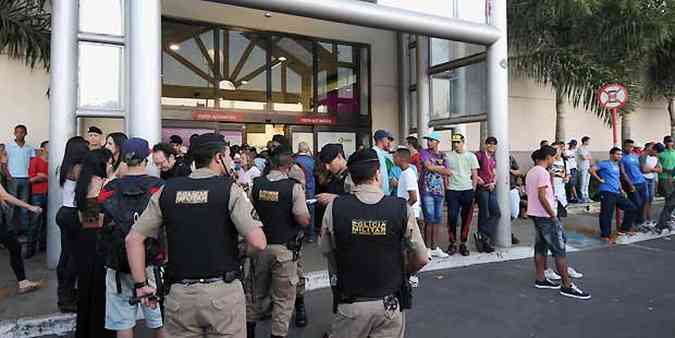 Policiais militares foram acionados para garantir a segurana em shopping de BH(foto: Tulio Santos/EM/D.A Press)