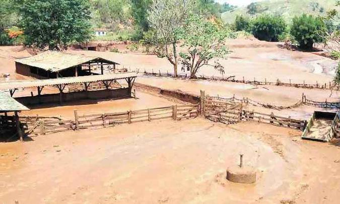 Distrito de Gesteira, assim como Pedras e Mandioca, foi tomado pela lama e ficou isolado após a destruição da estrada de acesso. Número de ilhados é desconhecido(foto: Paulo Figueiras/EM/D.A Press) Distrito de Gesteira, assim como Pedras e Mandioca, foi tomado pela lama e ficou isolado após a destruição da estrada de acesso. Número de ilhados é desconhecido(foto: Paulo Figueiras/EM/D.A Press)