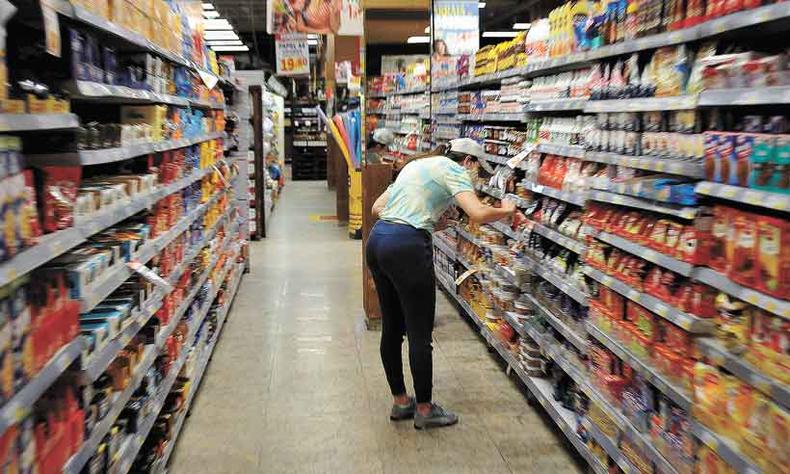 Alm da reduo das propostas salariais, inflao alta pressiona o bolso sobretudo com alta dos alimentos, combustveis e energia eltrica 