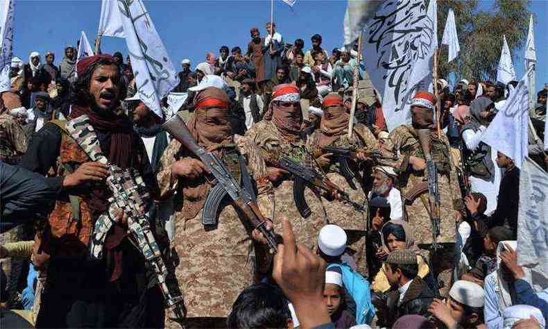 Militantes do Talib comemoram acordo de paz assinado com os EUA, nessa segunda-feira (foto: AFP / NOORULLAH SHIRZADA)