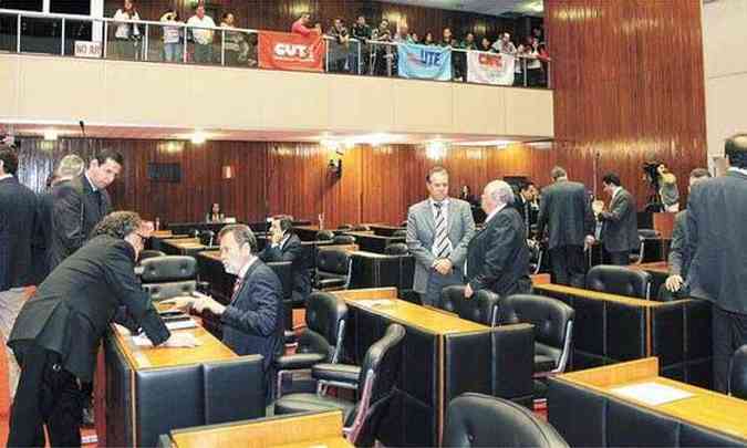 Plenrio da Assembleia: oposio pede  presidncia da Casa que no aceite a proposta do Executivo (foto: Ricardo Barbosa/ALMG)