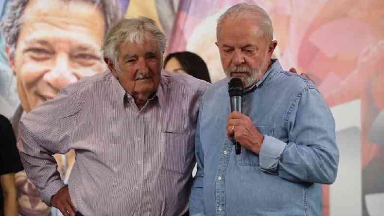 Jos 'Pepe' Mujica, ex-presidente do Uruguai ( esquerda) e Luiz Incio Lula da Silva ( direita), presidente eleito do Brasil