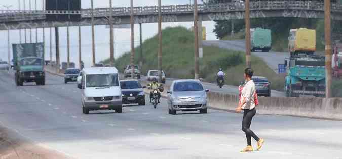 Pedestres se arriscam no Anel Rodovirio: atropelamentos mataram 18 pessoas em 2014(foto: Paulo Filgueiras/EM/D.A Press)