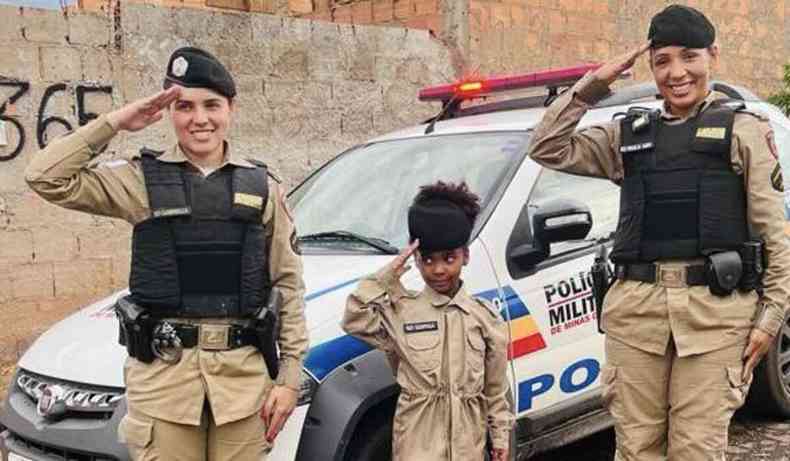 Sophia junto a dois policiais militares