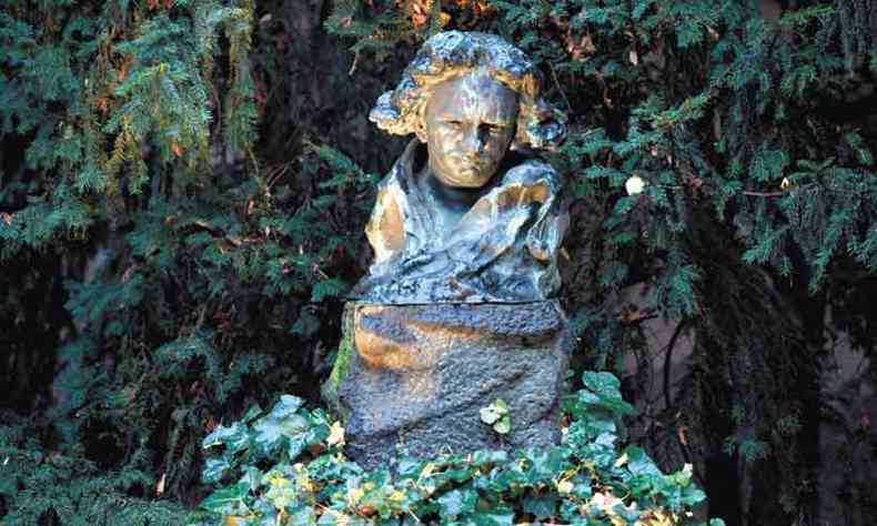 Uma escultura de Beethoven foi instalada no fim de 2019 nos jardins de sua casa, na cidade alem de Bonn, entre os preparativos para a comemorao dos 250 anos de seu nascimento(foto: France Presse)
