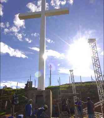 Cruz foi erguida no terreno para marcar o incio das obras do templo(foto: Jair Amaral/EM/D.A Press - 16/11/11 )
