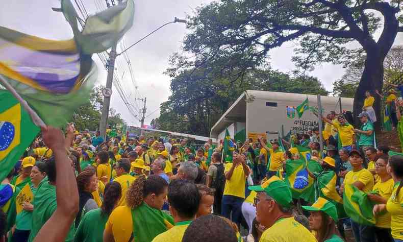 Bolsonaristas ocupam a Raja Gabaglia, em BH