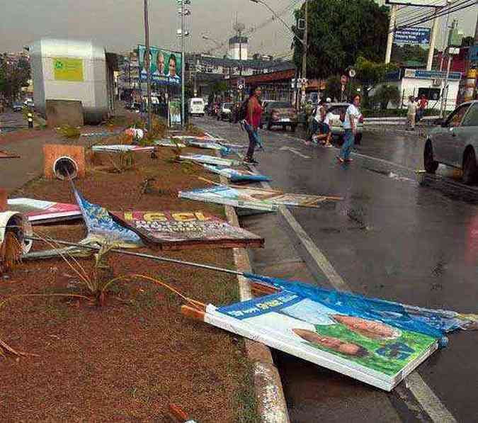 Cavaletes foram derrubados pelo vento na Avenida Vilarinho, em Venda Nova(foto: Marcos Michellin/EM/D.A.Press)