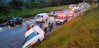 Durante a chuva de ontem, engavetamento que envolveu três veículos fechou uma das pistas na BR-356(foto: Beto Magalhães/EM/D.A Press) Durante a chuva de ontem, engavetamento que envolveu três veículos fechou uma das pistas na BR-356(foto: Beto Magalhães/EM/D.A Press)