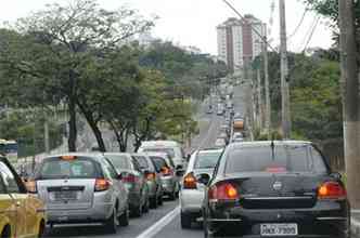 Trnsito ficou lento no sbado na Avenida Carlos Luz, uma das vias de acesso ao Mineiro (foto: Gladyston Rodrigues/EM DA Press)