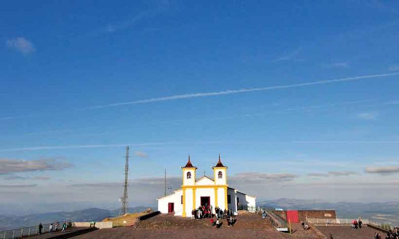 No alto da serra, a menor basílica do mundo, dedicada a Nossa Senhora da Piedade, compõe a paisagem de onde se descortina a vista de grande parte da Região Metropolitana de BH(foto: Gladyston Rodrigues/EM/D.A Press - 18/7/19) No alto da serra, a menor basílica do mundo, dedicada a Nossa Senhora da Piedade, compõe a paisagem de onde se descortina a vista de grande parte da Região Metropolitana de BH(foto: Gladyston Rodrigues/EM/D.A Press - 18/7/19)