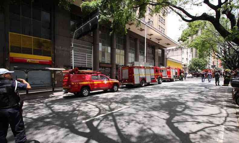 Edifcio teve andar interditado ontem depois de o fogo se alastrar. Treze pessoas precisaram de atendimento mdico(foto: Edsio Ferreira/EM/D.A PRESS)