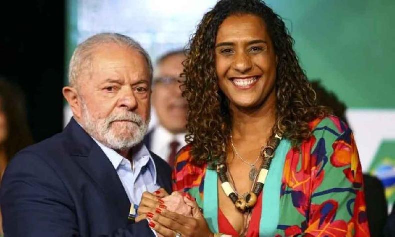 Presidente Lula e a ministra da Igualdade Racial, Anielle Franco de mos dadas