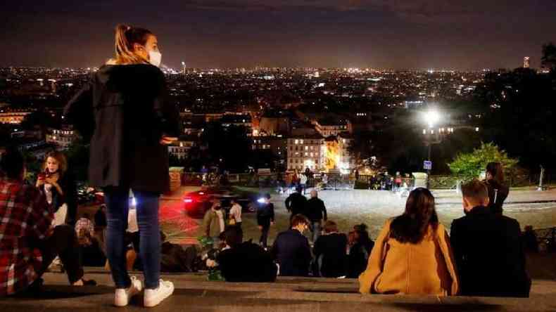 Jovens em Paris; casos nesta faixa etria indicam que reabertura das atividades teve papel decisivo na segunda onda(foto: REUTERS/Charles Platiau)