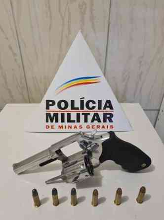 Arma utilizada pelo suspeito e munio apreendidas pela polcia