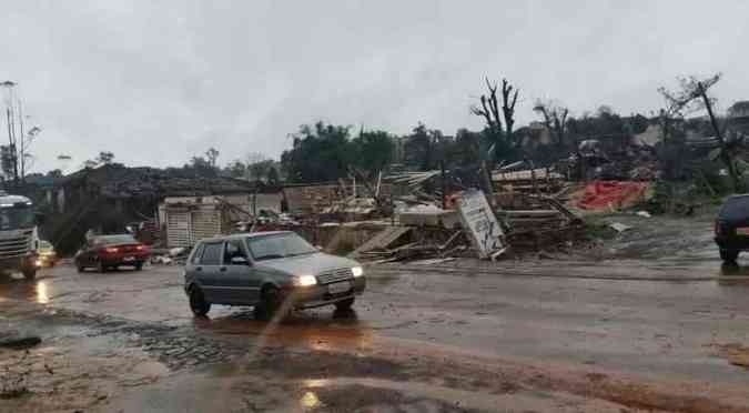 Pelo menos 500 casas foram afetadas pelo temporal que atingiu a cidade de Xanxer(foto: Defesa Civil de Xanxer/Divulgao)