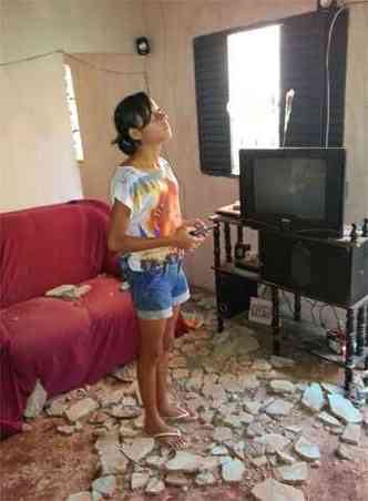 Ana Carolina Mesquita observa estragos no teto do imvel(foto: Danilo Evangelista/Esp EM)