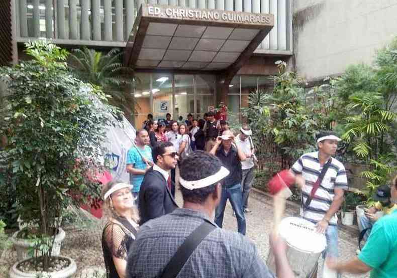 Servidores levaram faixas e bandeiras durante o protesto(foto: Sind-rede/Divulgao)