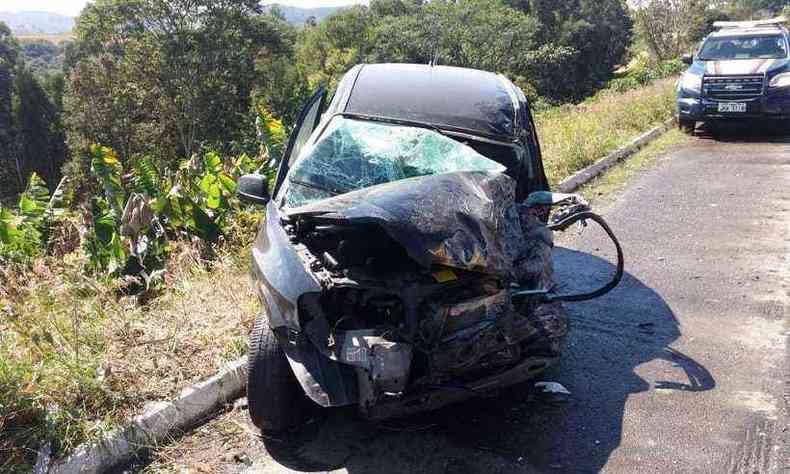 Chevrolet Celta ficou completamente destrudo na parte dianteira (foto: Divulgao/PRF)