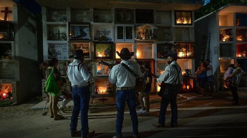 Homens tocam viol�o em cemit�rio no M�xico