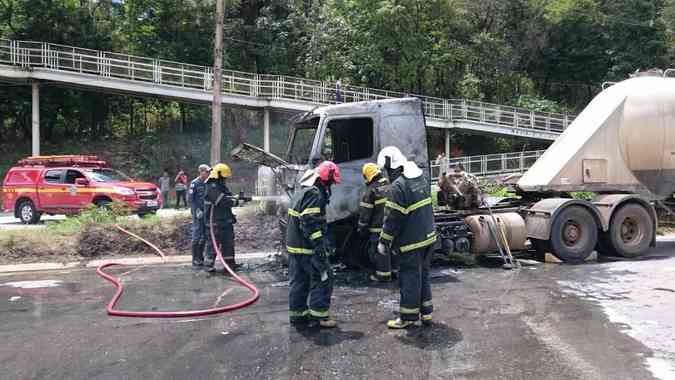 O veculo pesado ocupa a faixa da direita da rodovia, na altura do Bairro Engenho Nogueira, e fecha completamente o sentido Rio de Janeiro do AnelCorpo de Bombeiros/Reproduo 