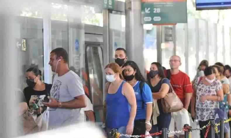 Pessoas na plataforma de metrô em Belo Horizonte, algumas usam máscara outras não 