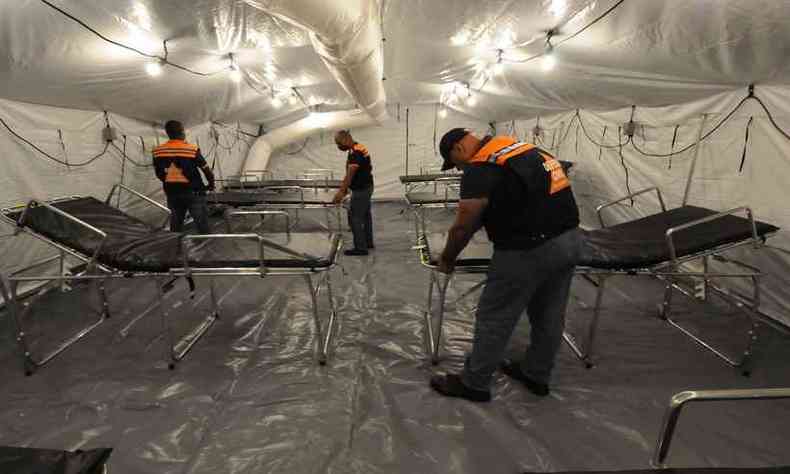 Equipes da Defesa Civil Estadual receberam trs dias de treinamento para montar e usar a estrutura(foto: Juarez Rodrigues/EM/D.A Press)