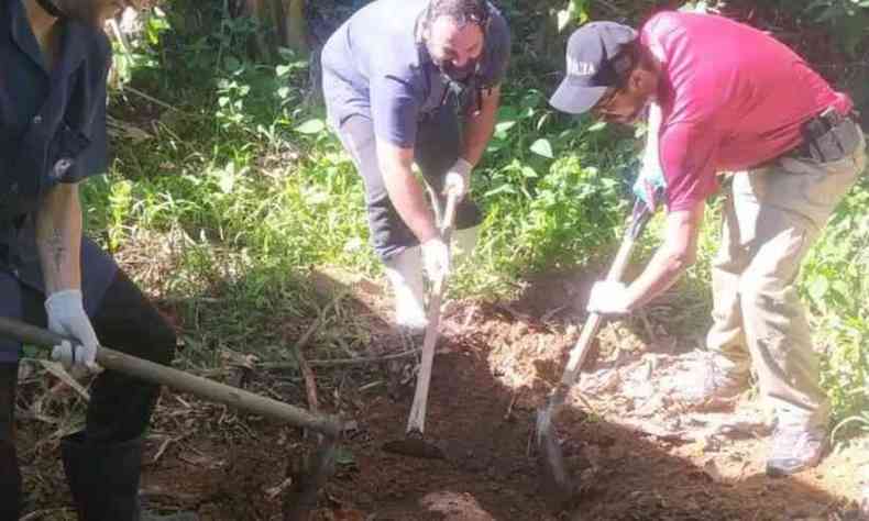 Policiais encontram corpo em cova rasa em quintal de casa, em Ubatuba
