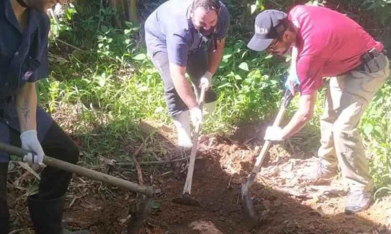 Motivação do assassinato ainda não foi informada, mas o homem teria dito que sempre teve vontade de matar alguém(foto: PCSP / Divulgação) Policiais encontram corpo em cova rasa em quintal de casa, em Ubatuba