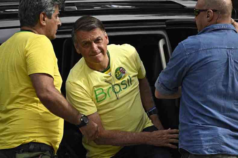 Bolsonaro saindo do carro para votar no domingo (30/10)