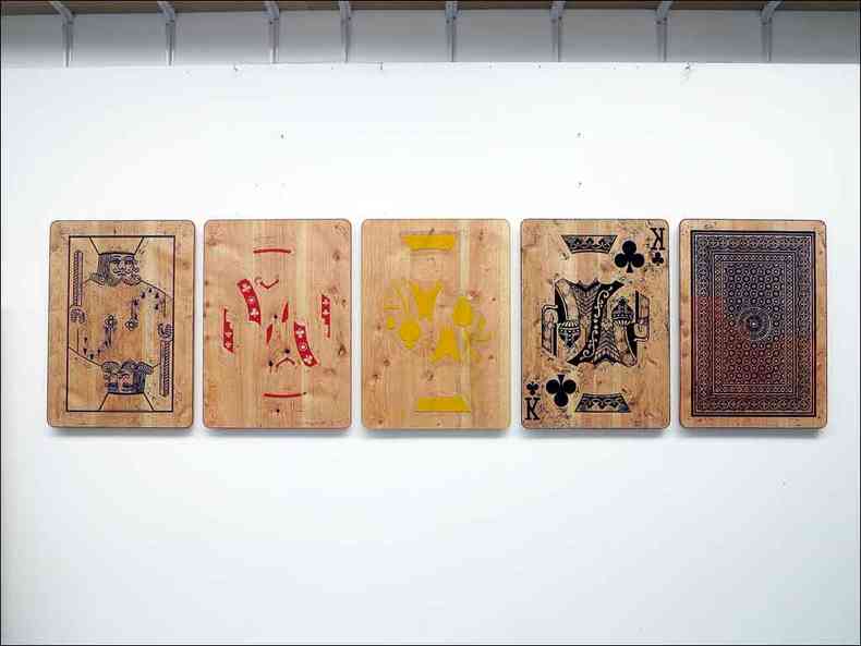 As cartas de baralho de vrias cores e em grande escala em conjunto exposto na DotArt Galeria de Arte (foto: Rafael Adorjan/Divulgao)
