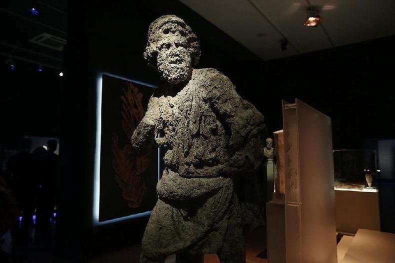 Est�tua encontrada nos destro�os do navio romano Antikythera em exibi��o em museu