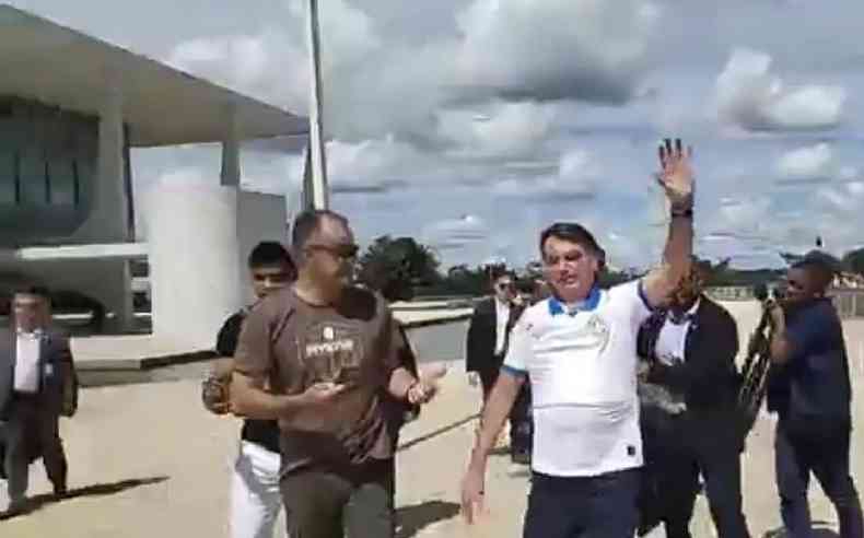 Sem mscara, ao lado de Bolsonaro, presidente da Anvisa participa de ato a favor do governo em maro de 2020(foto: Reproduo/Facebook)