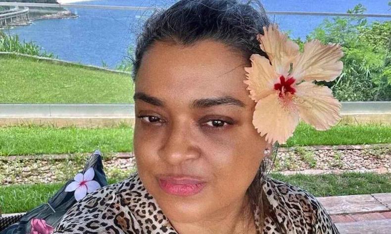 Preta Gil faz selfie usando flor amarela no cabelo