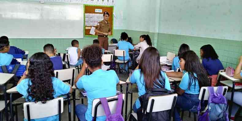 Policial em classe durante sessão do Proerd em escola pública mineira