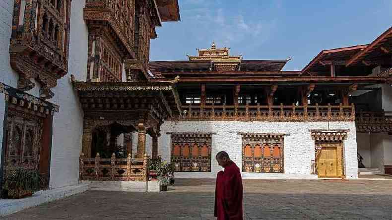 Um monge rezando em um mosteiro no Buto