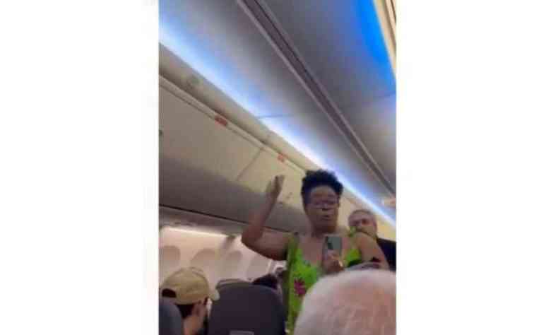 Mulher negra foi expulsa de voo da GOL em Salvador aps se recusar a despachar bagagem de mo
