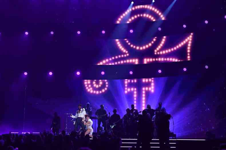 Com o smbolo de Prince no cenrio, Usher fez performance em homenagem ao cantor e compositor, no Grammy deste ano, em janeiro(foto: Robyn Beck/AFP)
