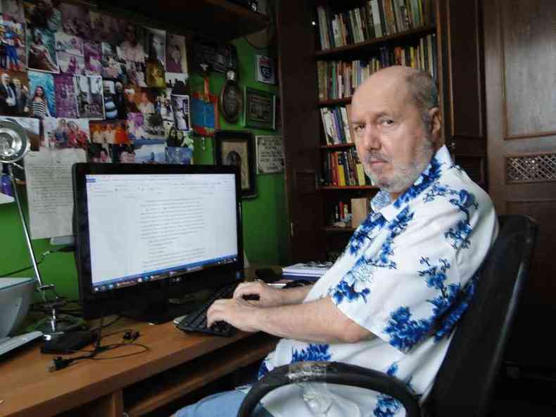 O dramaturgo e escritor Mauro Alvim dedica os dias de isolamento social a pesquisas para seu novo romance (foto: Acervo pessoal)