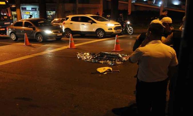 Devido ao acidente, uma faixa da Avenida Assis Chateaubriand ficou interditada e transito ficou lento(foto: Túlio Santos/EM/D.A.Press) Devido ao acidente, uma faixa da Avenida Assis Chateaubriand ficou interditada e transito ficou lento(foto: Túlio Santos/EM/D.A.Press)