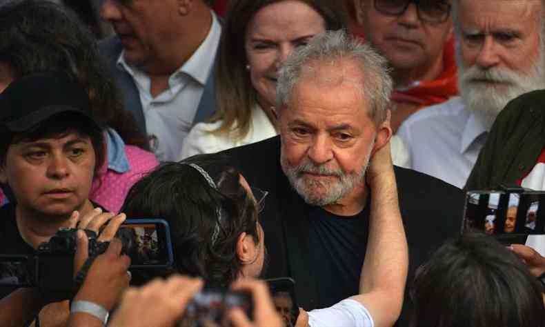Lula saiu da sede da PF s 17h42 - pouco mais de uma hora depois da expedio do alvar de soltura(foto: Carl DE SOUZA / AFP )