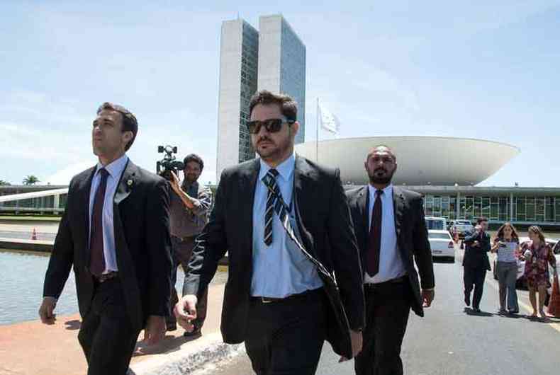 Agentes da Polcia Federal deixam o prdio do Congresso Nacional, na manh dessa quarta-feira (25), com malotes de documentos, aps busca no gabinete do senador Delcdio do Amaral(foto: Jos Cruz/Agncia Brasil)