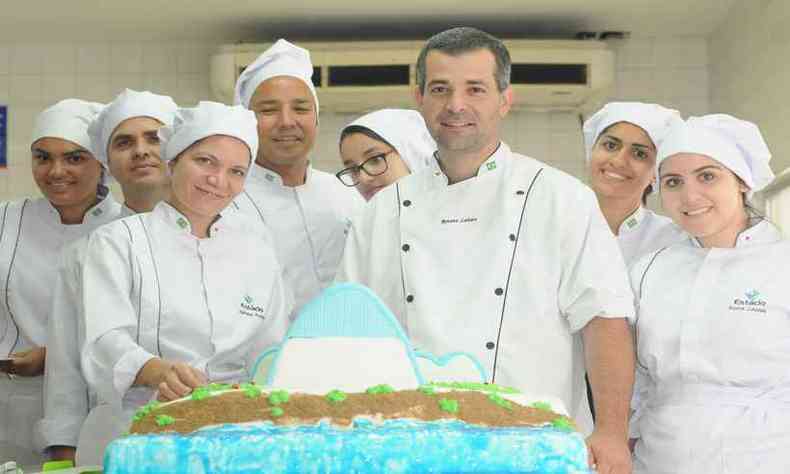 Alunos da Estácio fizeram bolo em homenagem ao aniversário de BH(foto: Leandro Couri/E.M/D.A Press)
