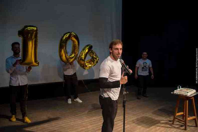 Lo Lins comemora 100 apresentaes do Bullying Arte