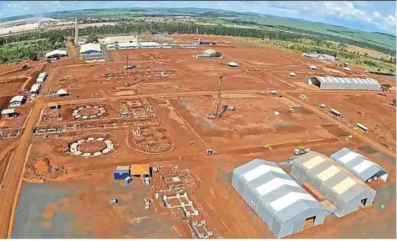 Vista de fbrica em terreno de Uberaba