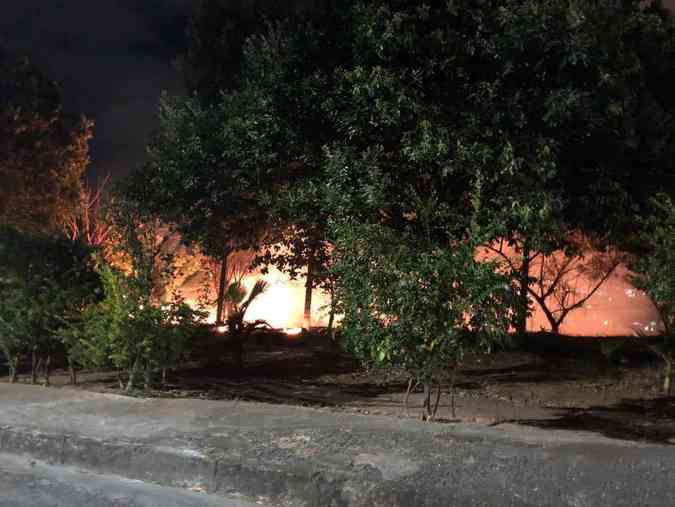 Lote vago atingido pelas chamas est situado na Regio do Barreiro e uma viatura do Corpo de Bombeiros est no localRenata Teixeira