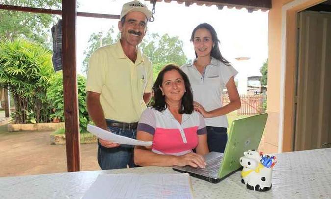 Na Fazenda Capão dos Machantes, em Arcos (MG), toda a família abastece o software com informações da produção de leite(foto: Gilson de Souza ) Na Fazenda Capão dos Machantes, em Arcos (MG), toda a família abastece o software com informações da produção de leite(foto: Gilson de Souza )