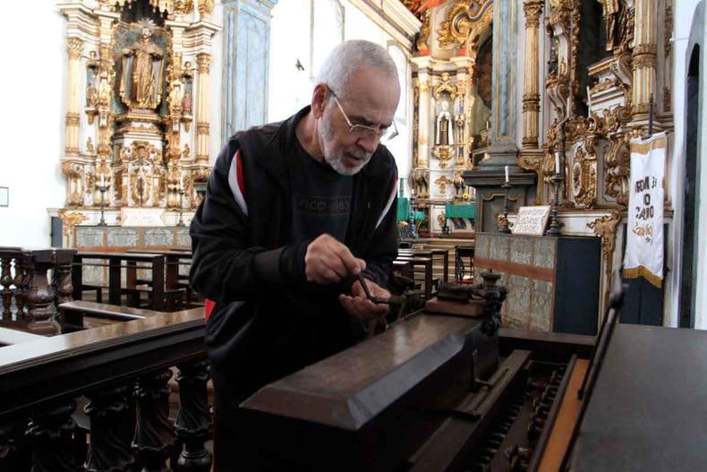 Sabar - MG. 150 anos do nascimento de Santos Dumont, o pai da aviao. Na foto, o pesquisador do Departamento de Patrimnio da Ordem Terceira do Carmo Jos Bouzas, diante de rgo vendido pelo pai de Santos Dumont a igreja de Sabar