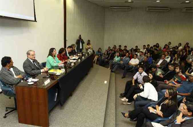 Seis dos sete candidatos  prefeitura de Belo Horizonte participaram do debate na Fundao Joo Pinheiro, em que Patrus foi o mais comedido nos ataques  atual administrao(foto: Rodrigo Clemente/EM)